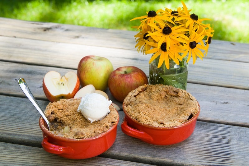 apple crisp with ice cream