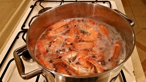 Boiling shrimps with their shells still in tact