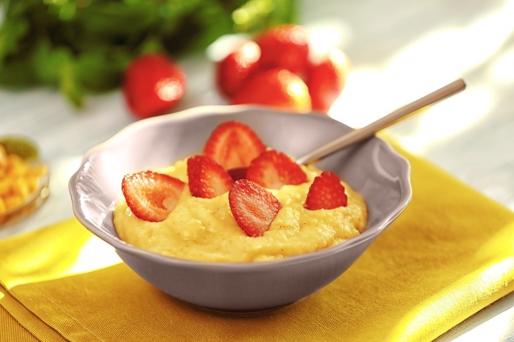 cornmeal porridge with strawberry
