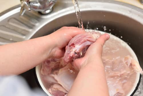 Wash the chicken thoroughly with cold water