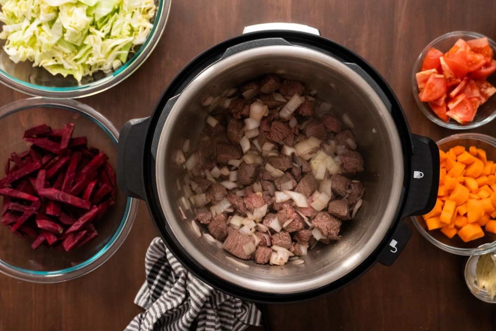Cooking borscht meat in electric multi cooker