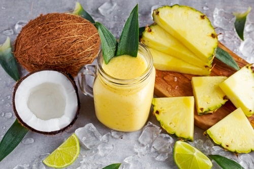 Coconut flour is pleasant in pineapple smoothies