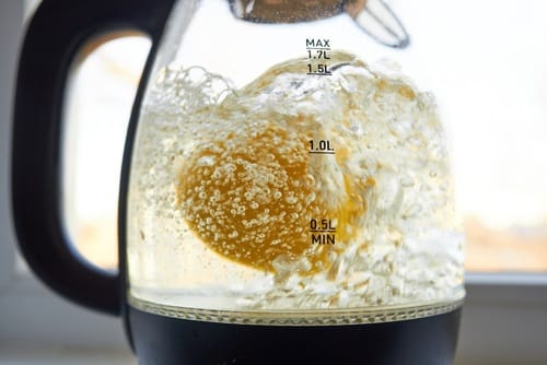 The process of descaling an electric kettle using lemon