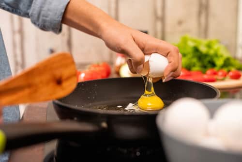 Use fresher eggs for frying