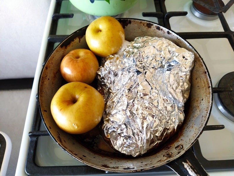 meat in foil baked apple in pan