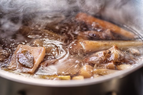 Boiling beef stock