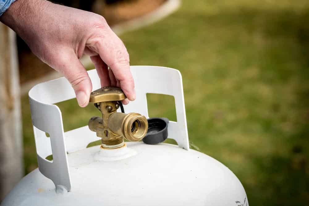 Horizontal propane tank valve replacement