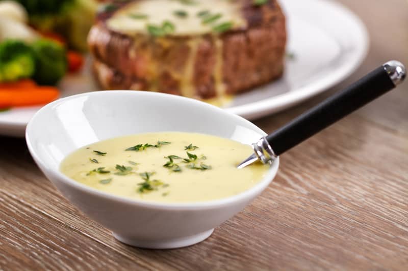 little bowl béarnaise sauce