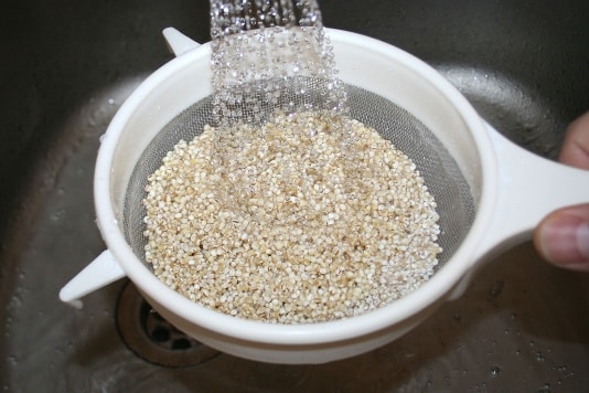 Rinsing quinoa