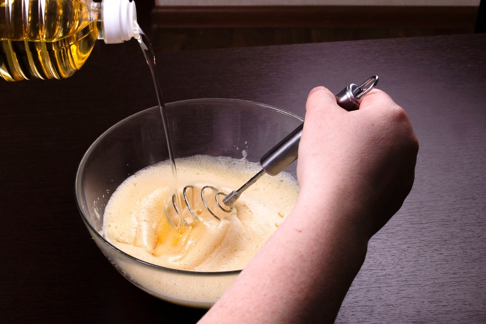 Adding sunflower oil to the egg-sugar mixture batter