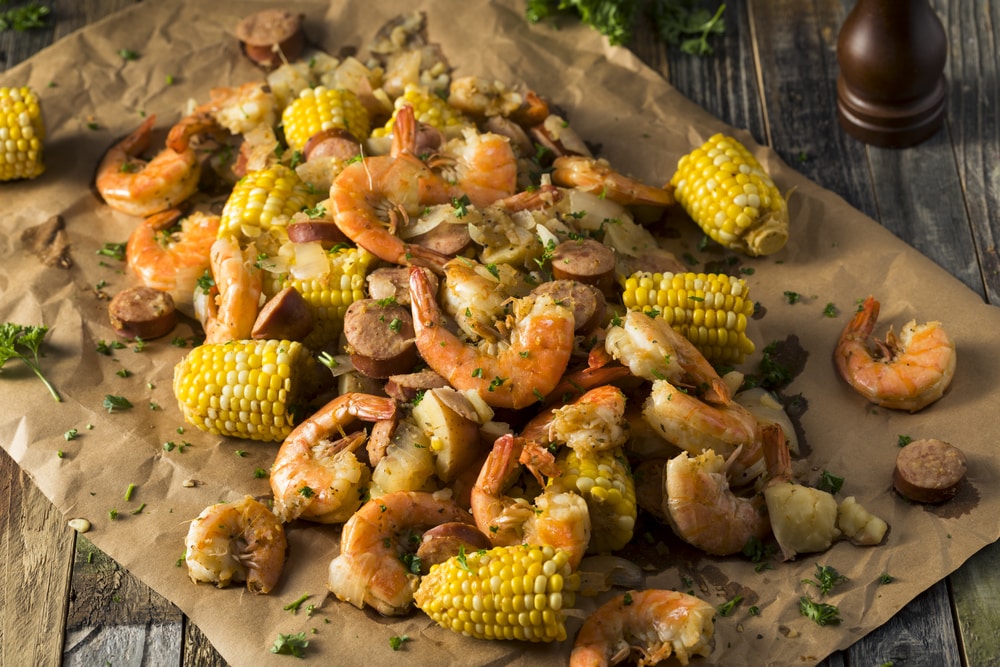 Shrimps with corns in a paper towel