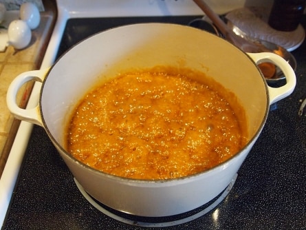 Making caramel sauce