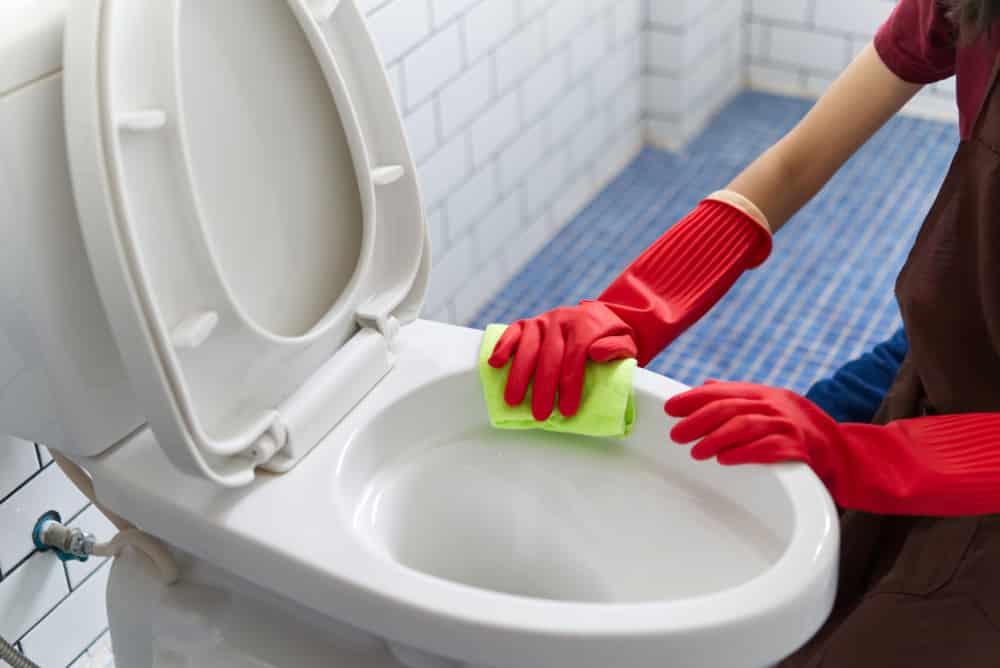 Cleaning toilet bowl by using toilet wipe