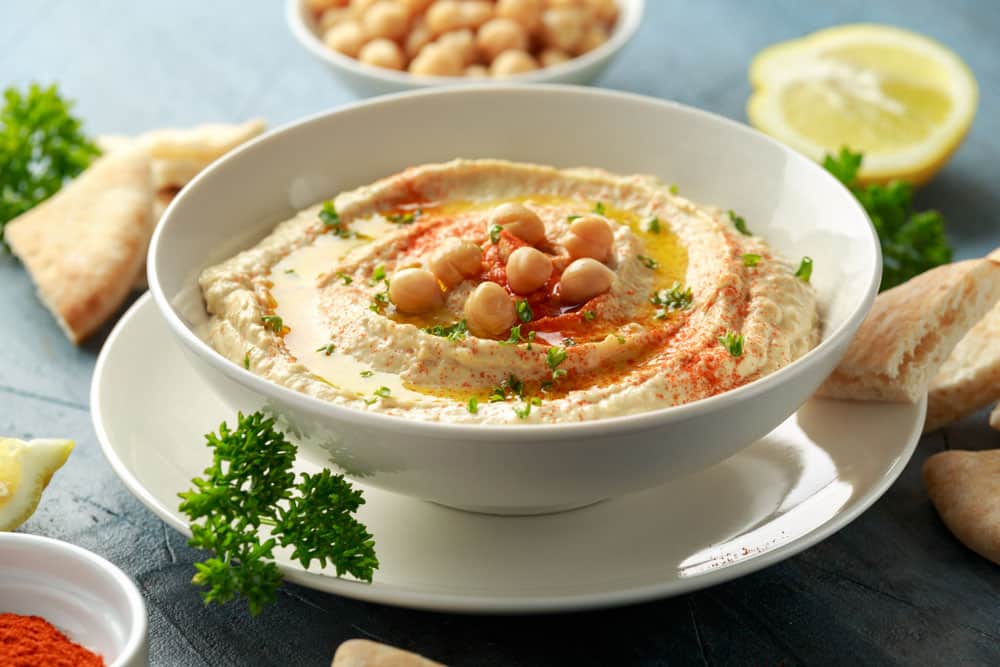 Hummus with olive oil, paprika, lemon and pita bread