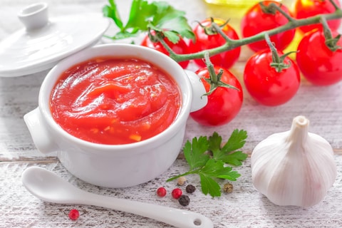 Garlic with tomato sauce