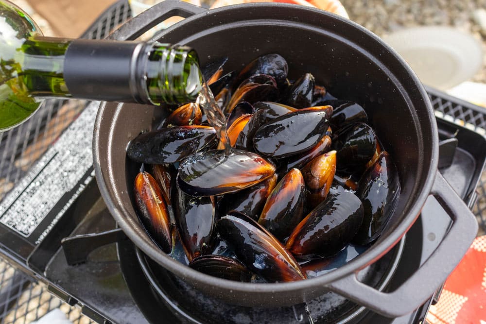 Mussel white cooking wine steamed in a pan