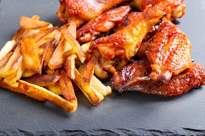 Sweet and sticky chicken wings with chips