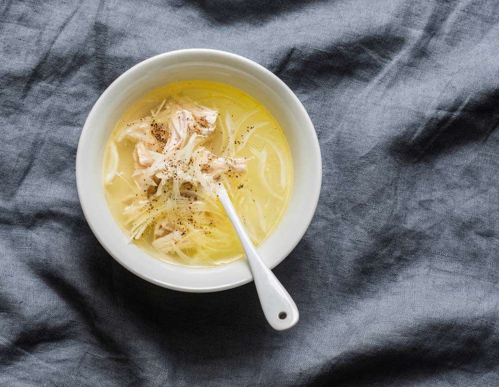 Easy chicken broth with chicken meat, onion and pepper