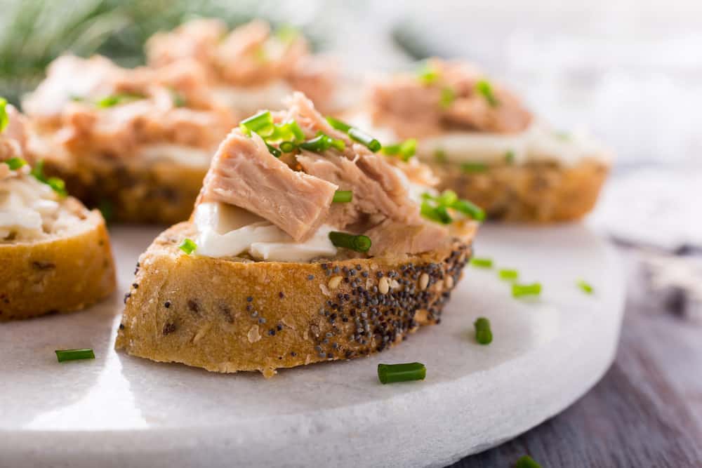 Slices of baguette with fresh tuna, cream cheese