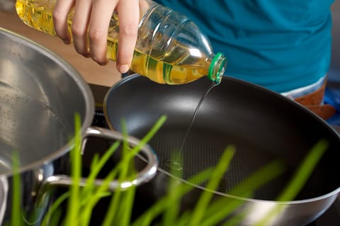 Sprinkle oil into the the pan