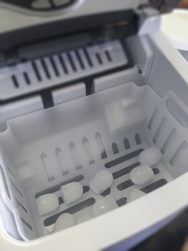 Clean ice cubes from automatic ice maker