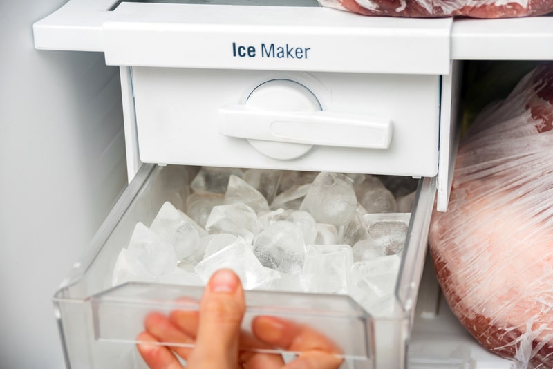 Opening the tray of ice maker