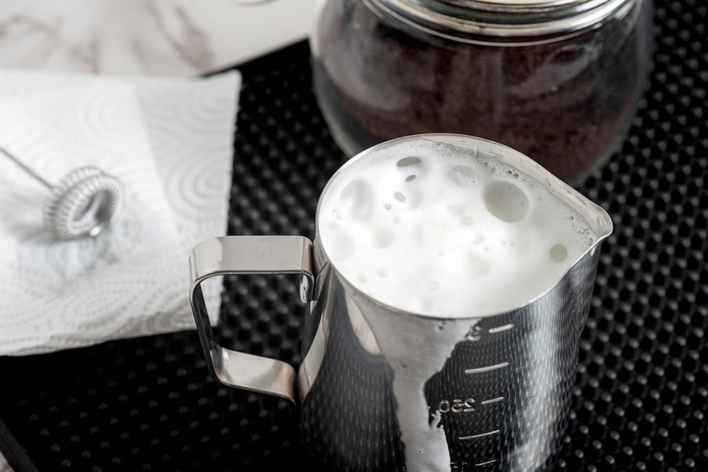 Making froth milk with milk frother at home