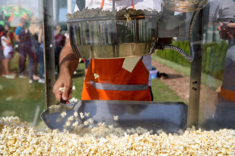 Making popcorn with machine