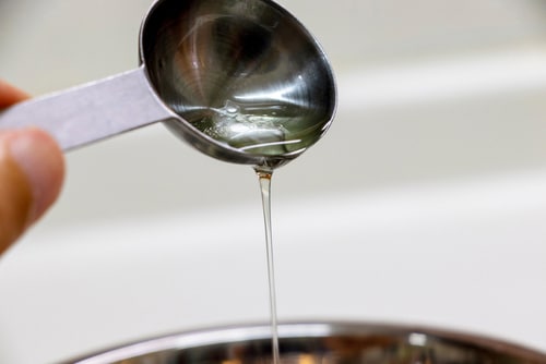 Drip cooking oil from a measuring spoon