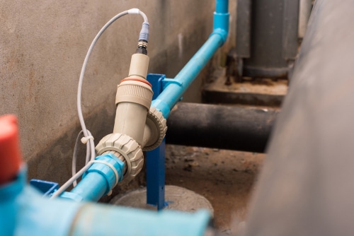 Electrical chlorine meter measuring chlorine in pipe water
