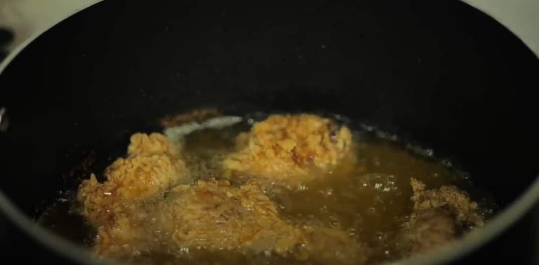 cooked chicken in oil