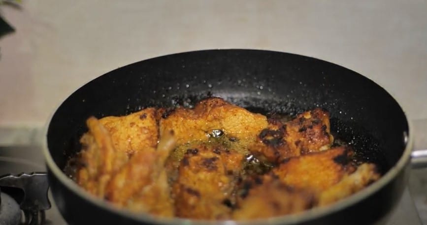 let chicken fry on pan
