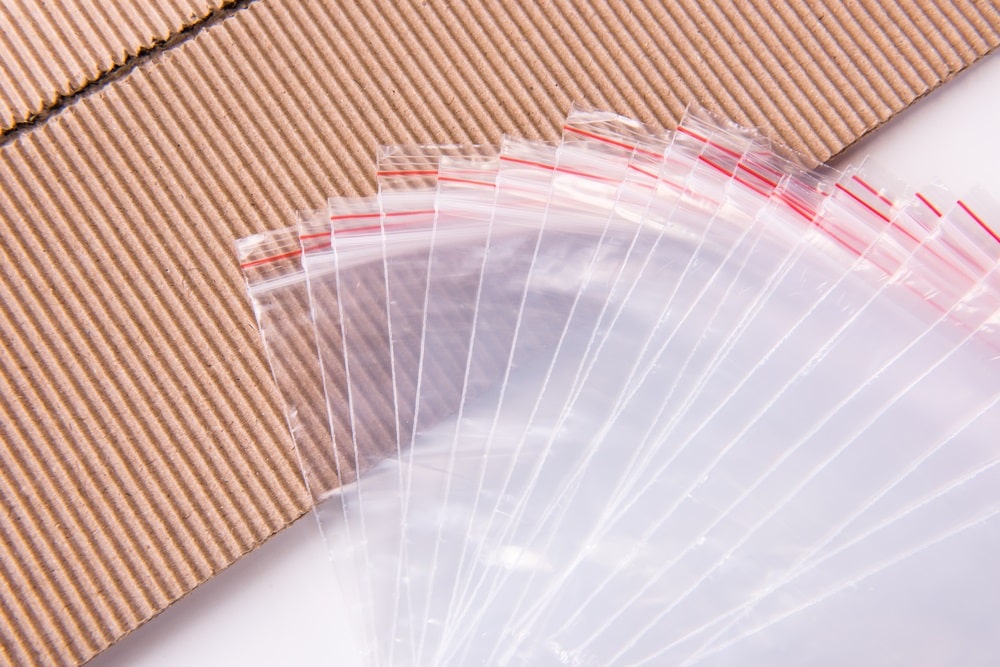 Sealing plastic bag