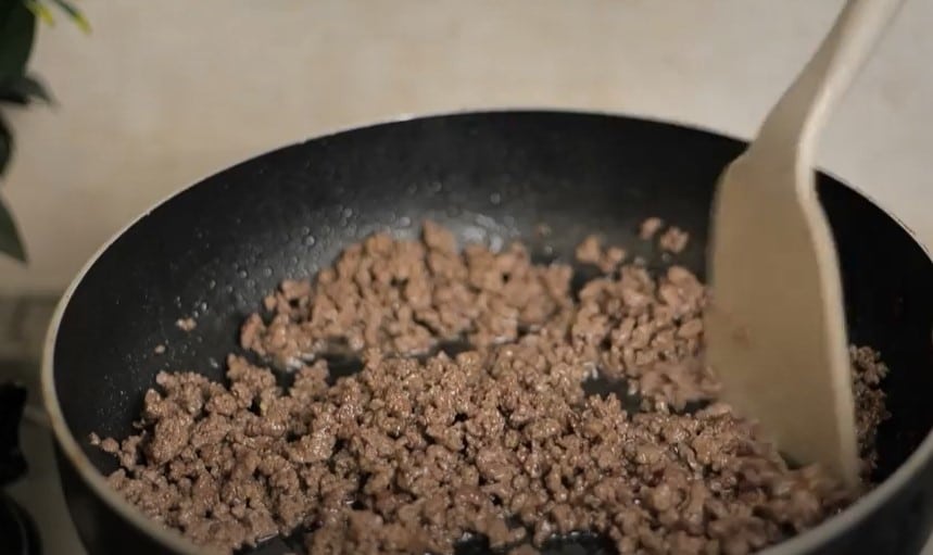 cooked ground beef with oil