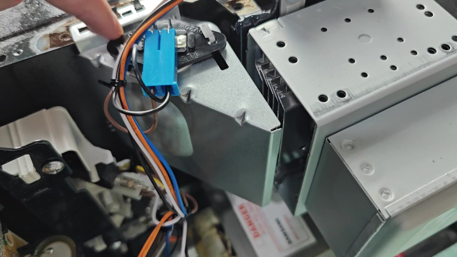 Adjusting internal microwave components Adjusting internal microwave components