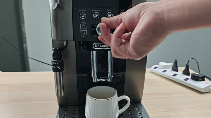 Adjusting the DeLonghi coffee machine dial Adjusting the DeLonghi coffee machine dial