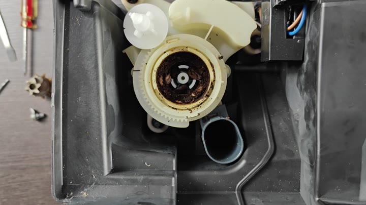 Burnt coffee residue on gear housing Burnt coffee residue on gear housing