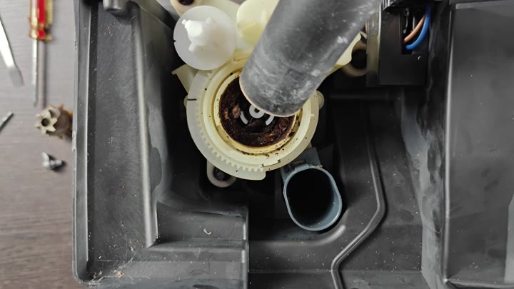 Cleaning debris from gear housing Cleaning debris from gear housing