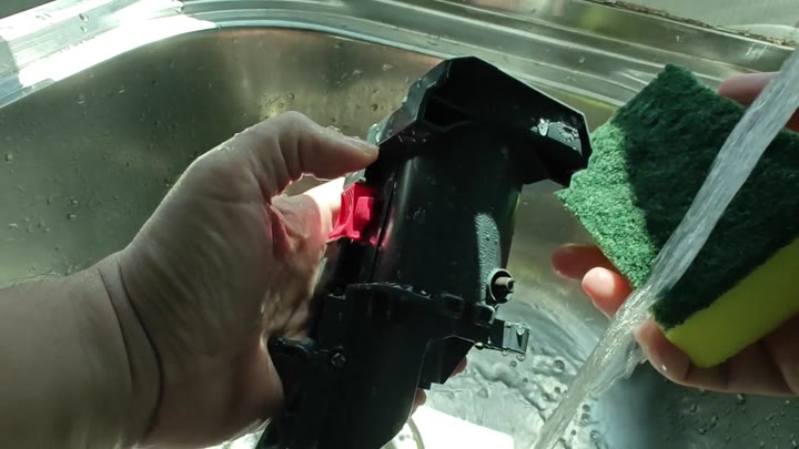 Cleaning spray nozzle with sponge and water Cleaning spray nozzle with sponge and water