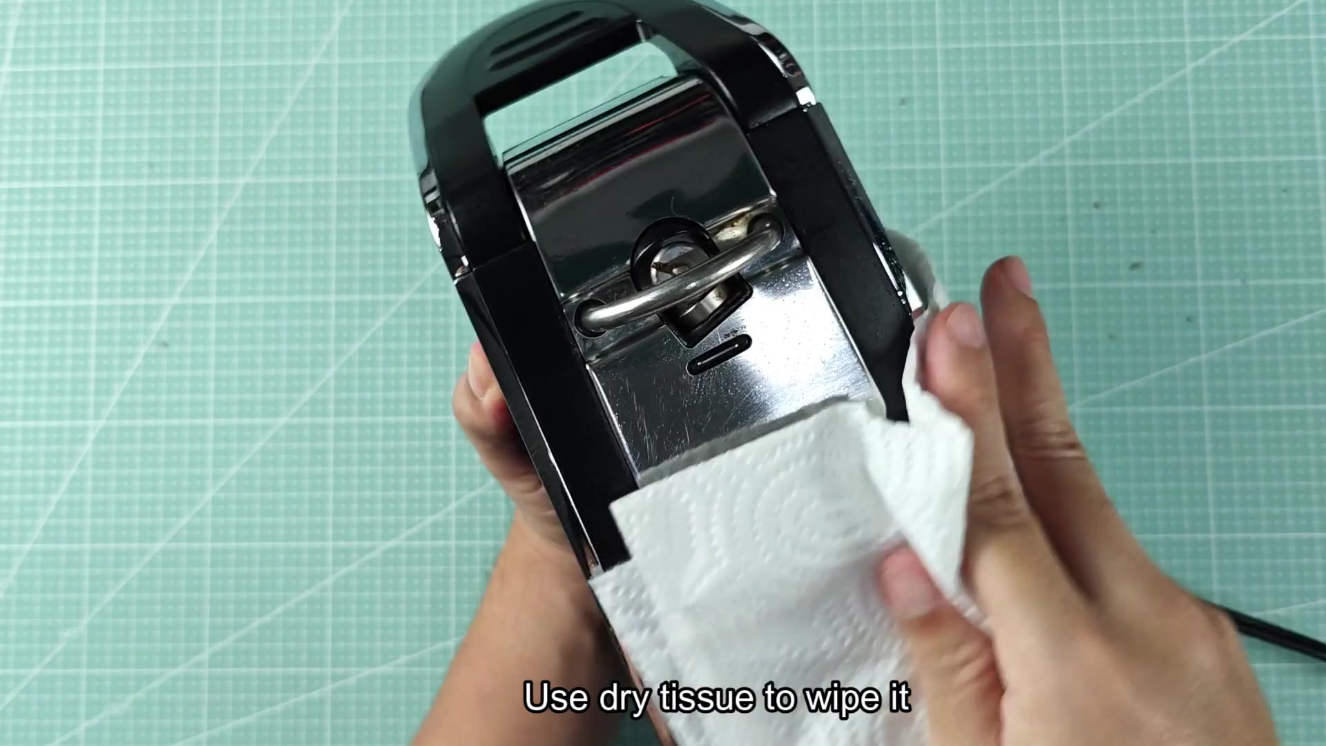 Drying the device with a clean tissue Drying the device with a clean tissue
