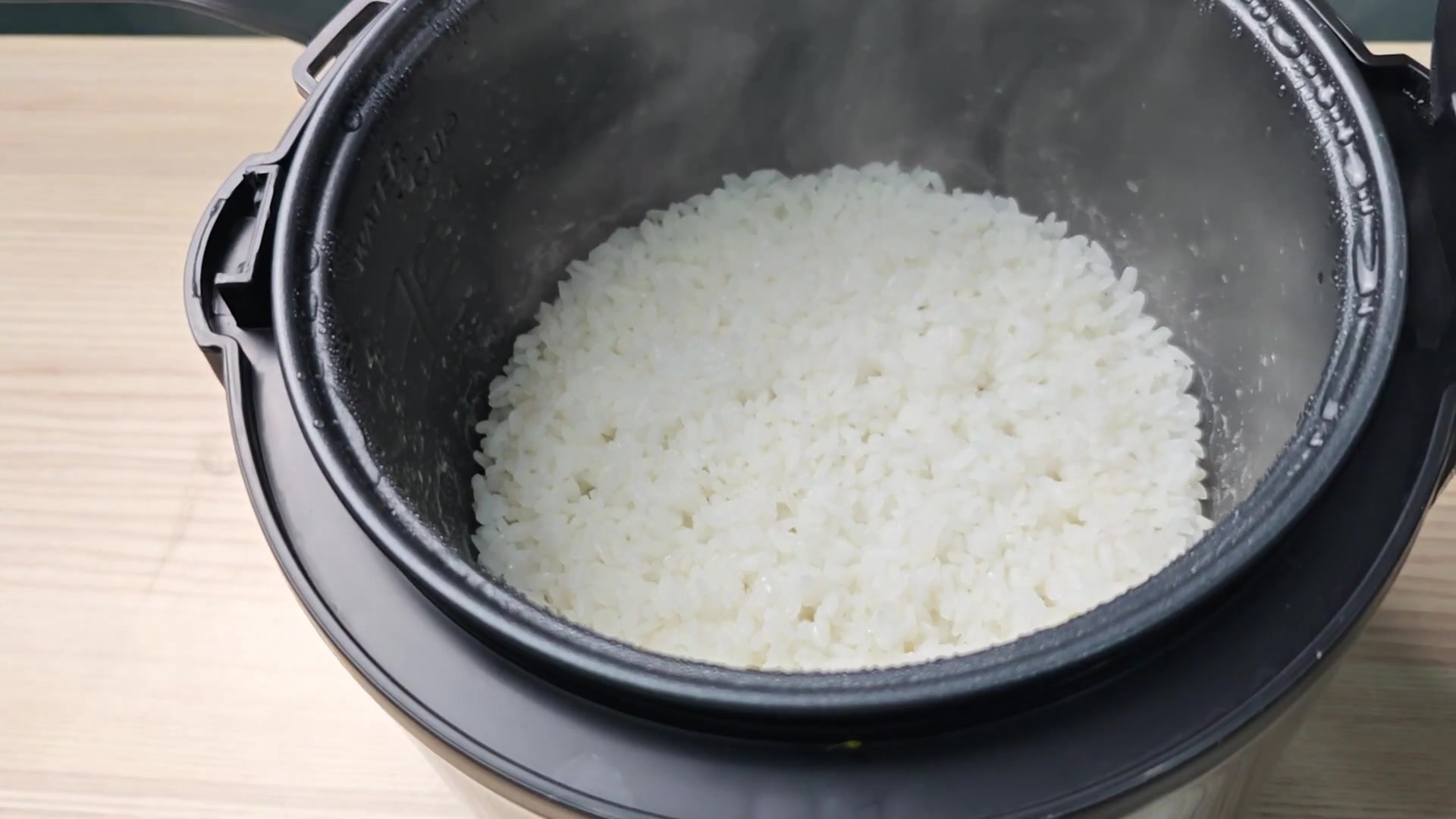 Fluffy cooked sushi rice in pot Fluffy cooked sushi rice in pot