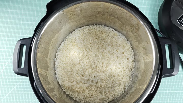 Fluffy cooked white rice in pot Fluffy cooked white rice in pot
