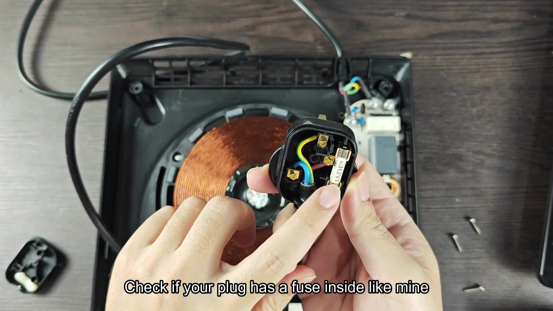 Fuse inside the AC plug Fuse inside the AC plug