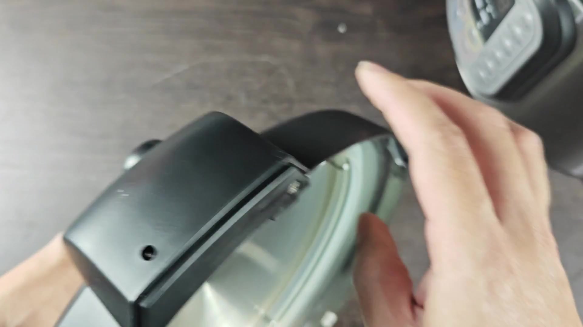 Inspect locking pin area on lid edge Inspect locking pin area on lid edge