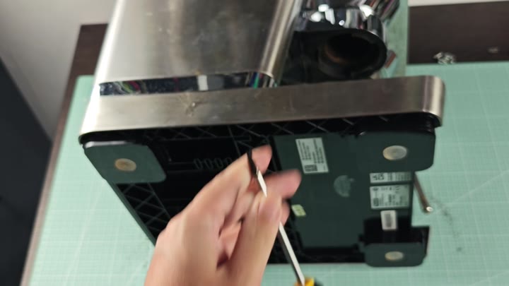 Inspecting underside labels and barcodes Inspecting underside labels and barcodes