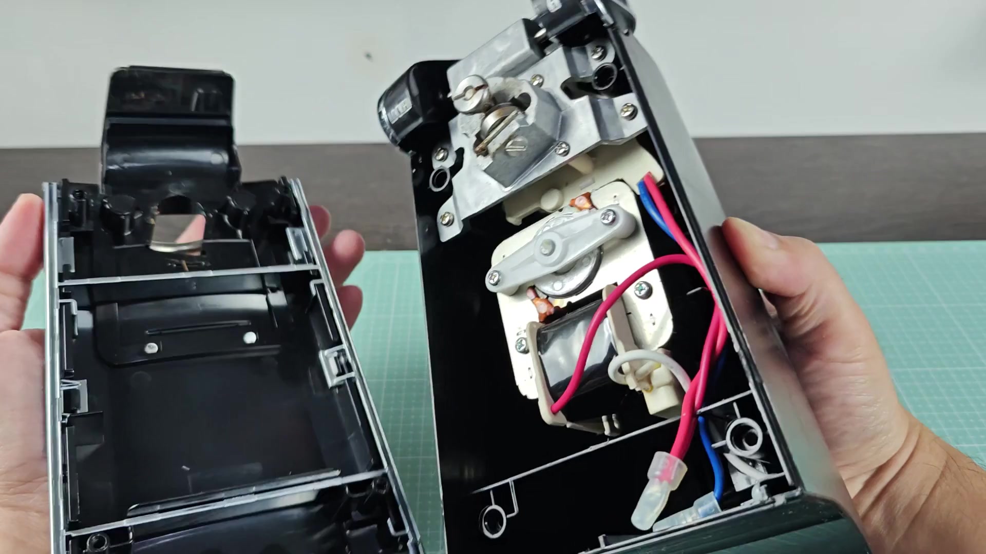 Internal plastic shell and motor assembly exposed Internal plastic shell and motor assembly exposed