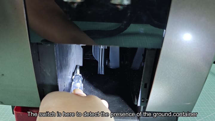 Internal switch detects ground container presence Internal switch detects ground container presence