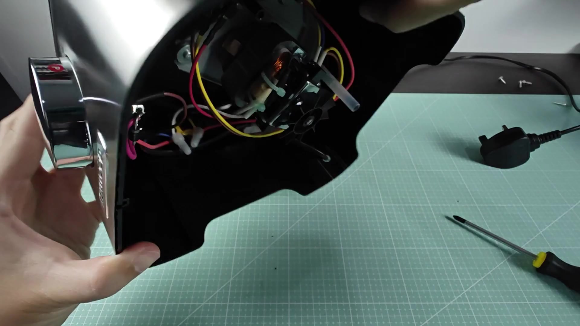 Internal wiring with screwdriver ready Internal wiring with screwdriver ready