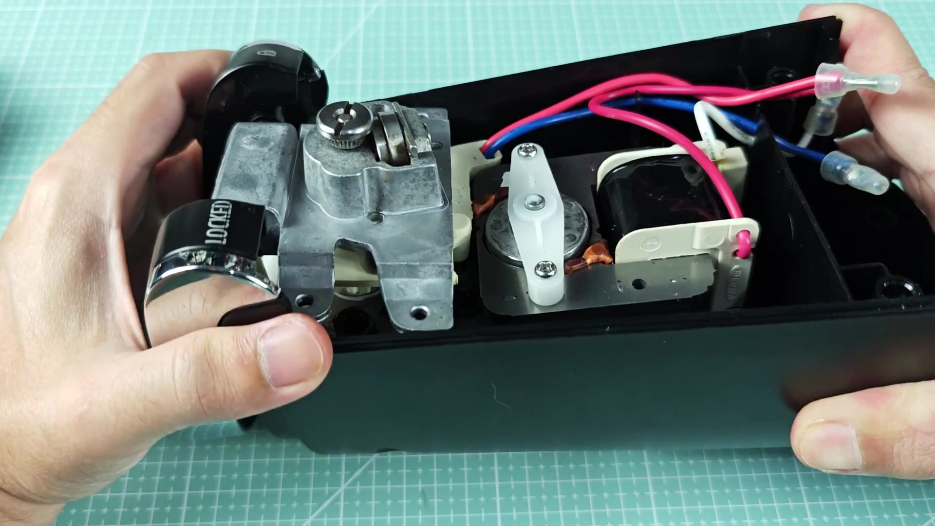 Lifting assembly reveals white gear set Lifting assembly reveals white gear set