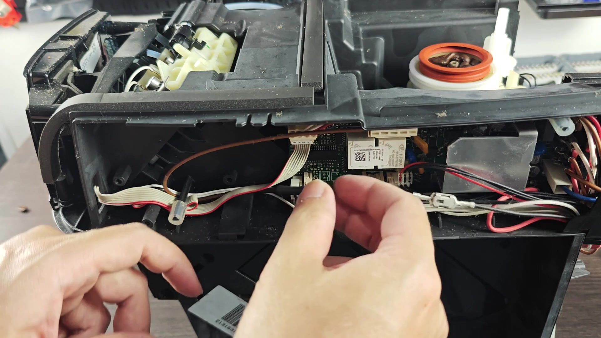 Location of fuse inside device housing Location of fuse inside device housing
